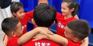 中国之队举办家庭体验日，国奥训练期间迎小球迷参观